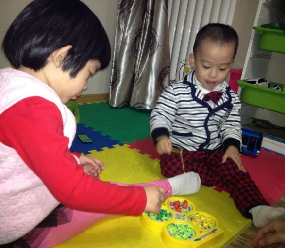 亲子教育人士认为：很多家长会给孩子做亲子阅读，在亲子阅读的过程中，难免都会遭遇宝宝撕书的情况。面对这样的情况，父母该将孩子撕烂的书，用胶水把书补好，最好让孩子跟父母一起把书补好。