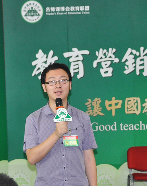 家庭教育专员 特别提醒我们，对孩子千万不能要求太严格，如果从小就把孩子规范得像个小大人一样，则孩子就会承受不该承受之重，埋下过分追求完美的心理隐患，一旦出现了心理问题，再干预起来就事倍功半了。所以，孩子，一定要让他们像个孩子，犯点儿小错没什么，千万不能苛求他们，如此他们才能正常地发展。