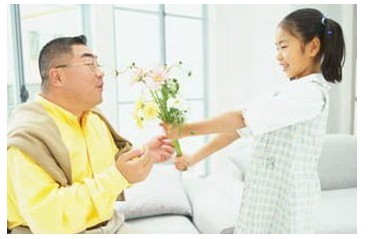 　李开复有两个女儿，他很爱他的女儿。他曾经接受相关媒体采访的时候，以“吾家有女初长成”的喜悦口吻，分享教养一对千金的心路历程。
