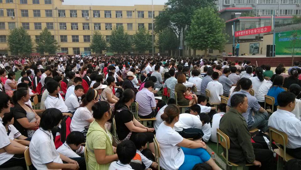 欧阳维建老师都能在报告中列举了大量的案例，还与现场的家长和学生进行互动。