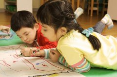 暑假父母急着给小孩子报班学英语有必要吗？