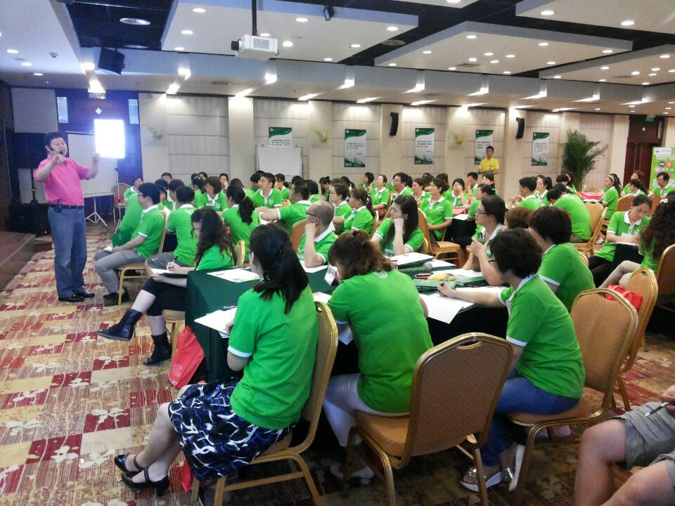 今天虽然是北京学习动力营和父母大学同期开课的第一天。但是我们看到这些伟人父母们，都能很快就进入到学习状态当中。今天下午，通过主持人的引导之后，给参加这些课程的维伟人父母们和少年演讲家们，跳一支《少年演讲家》舞蹈。为接下来的课程铺垫了良好的氛围。 