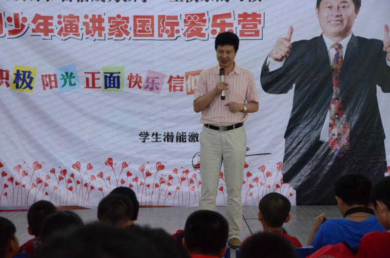 棒棒堂老师传达了正在父母大学学习的伟人父母们对孩子们的爱和思念