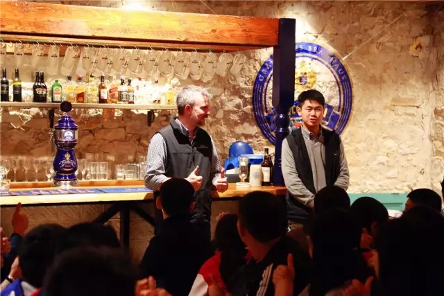 他惊叹我的自信，我钟爱他的柔情