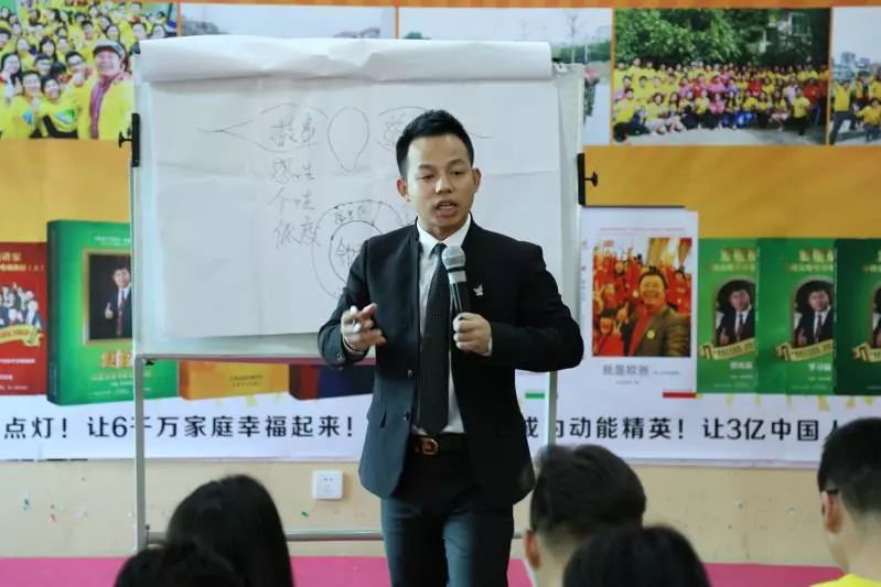 (陪伴支持总部总监张世民老师为动能教育专员们上课)